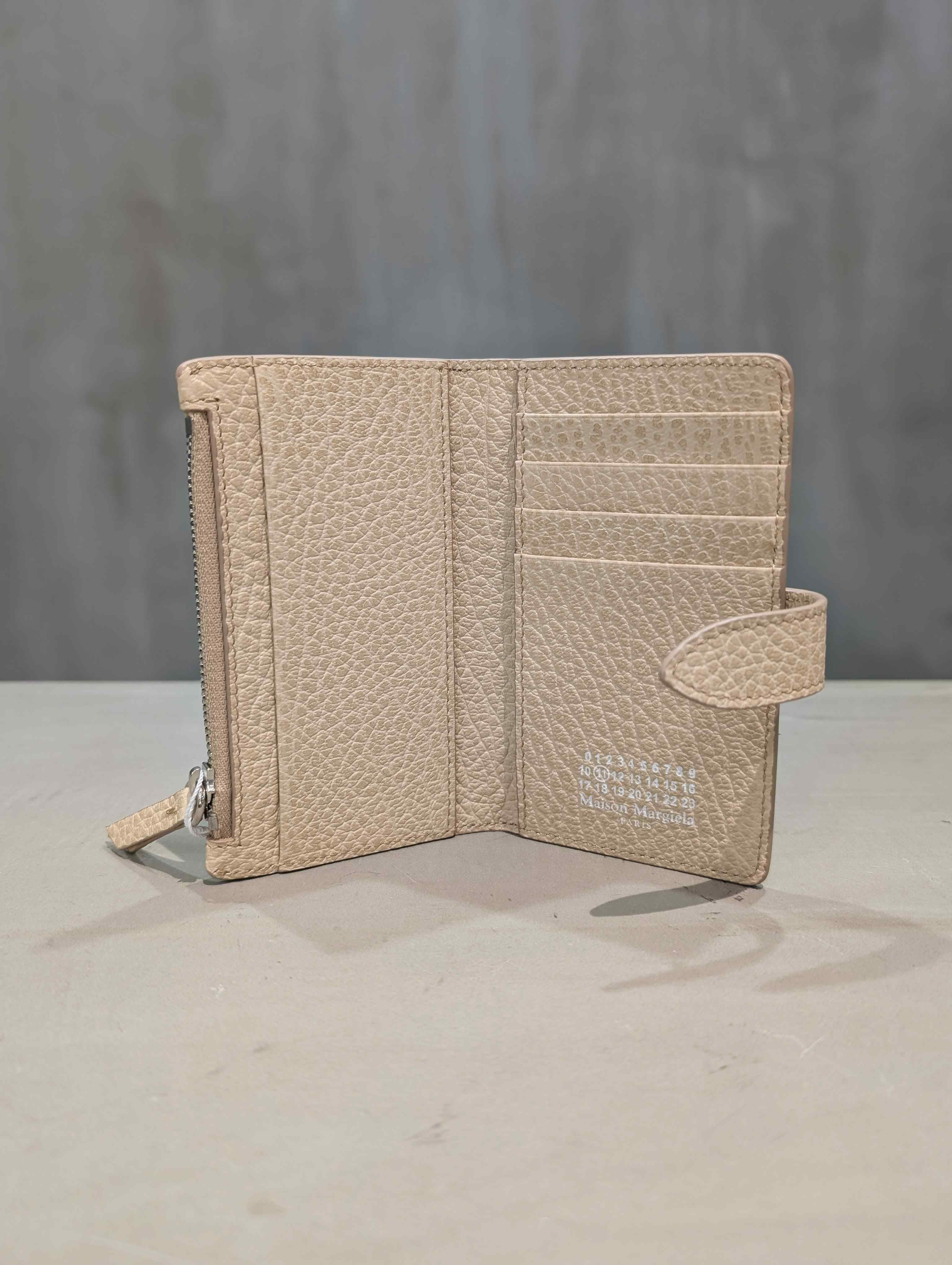 Maison Margiela（メゾンマルジェラ）｜4stitch zip wallet