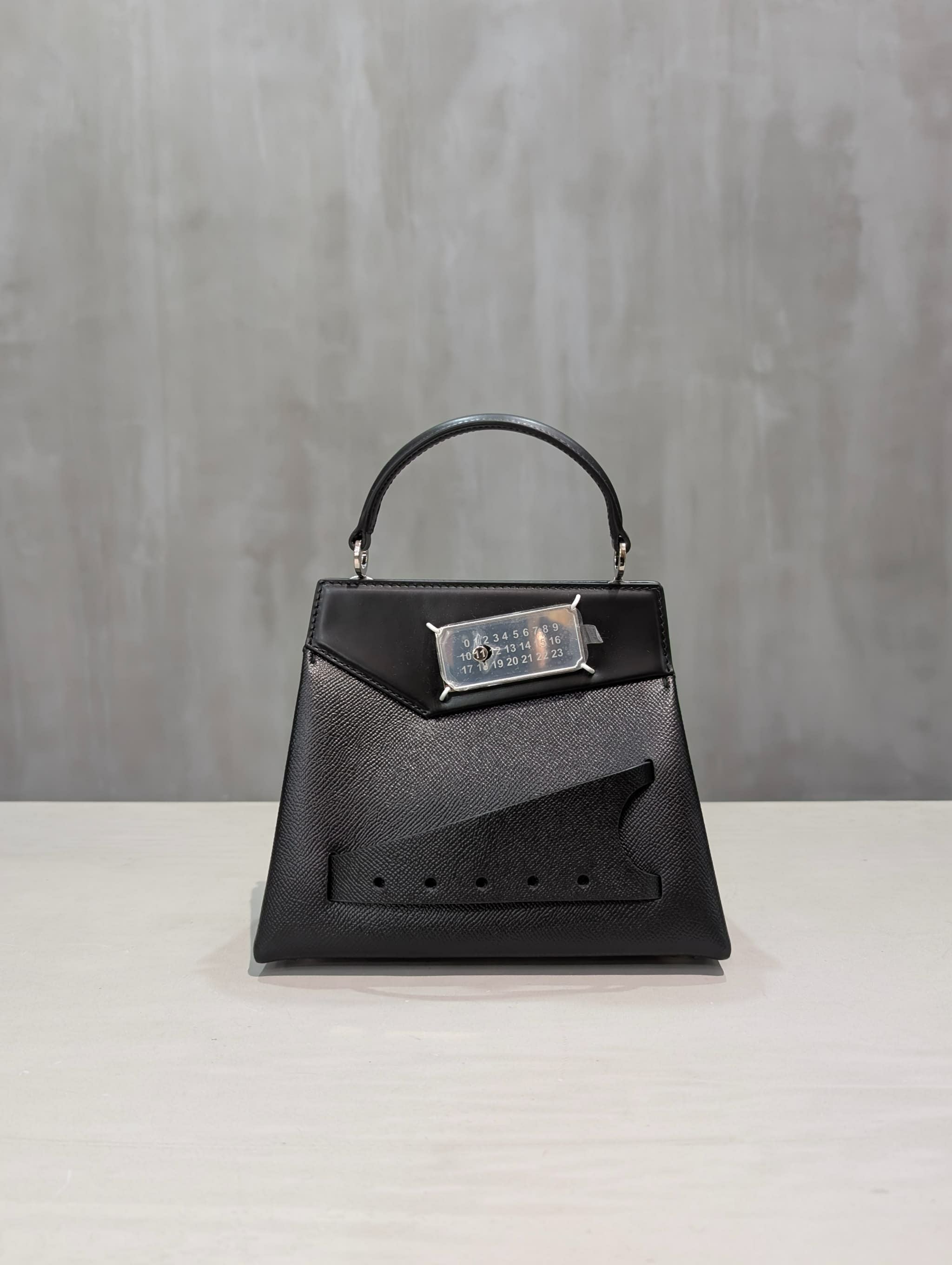Maison Margiela（メゾンマルジェラ）｜Black Leather Small Snatched