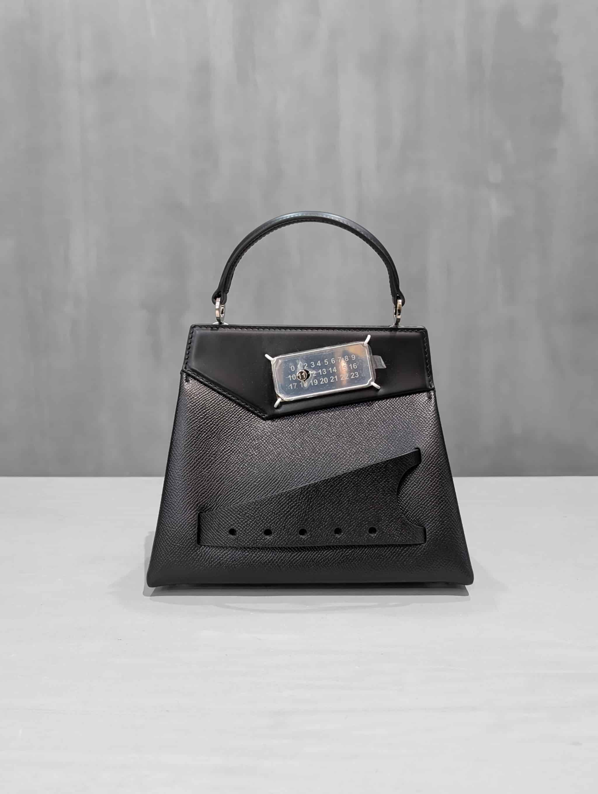 Maison Margiela（メゾンマルジェラ）｜Black Leather Small Snatched 