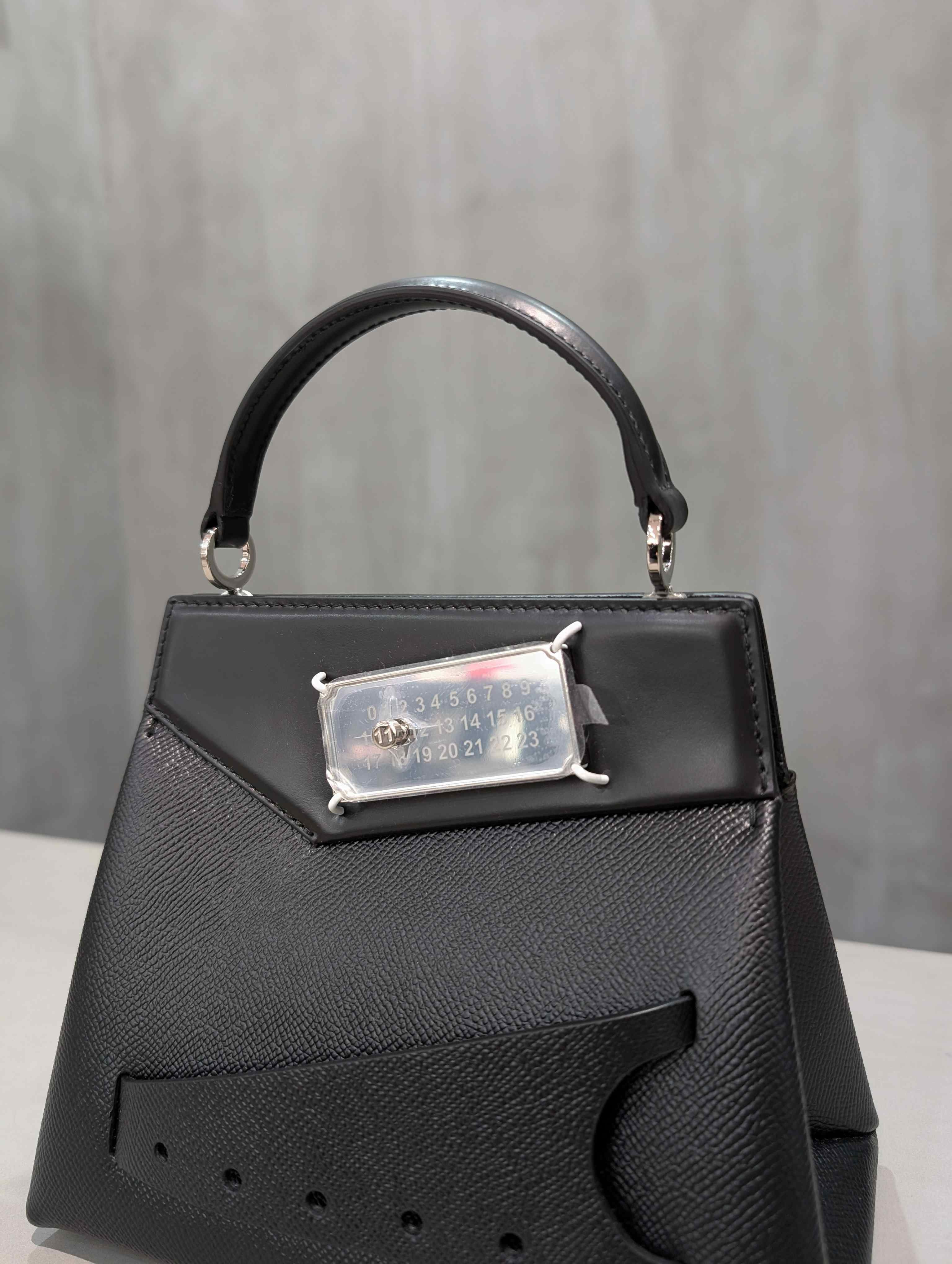 Maison Margiela（メゾンマルジェラ）｜Black Leather Small Snatched