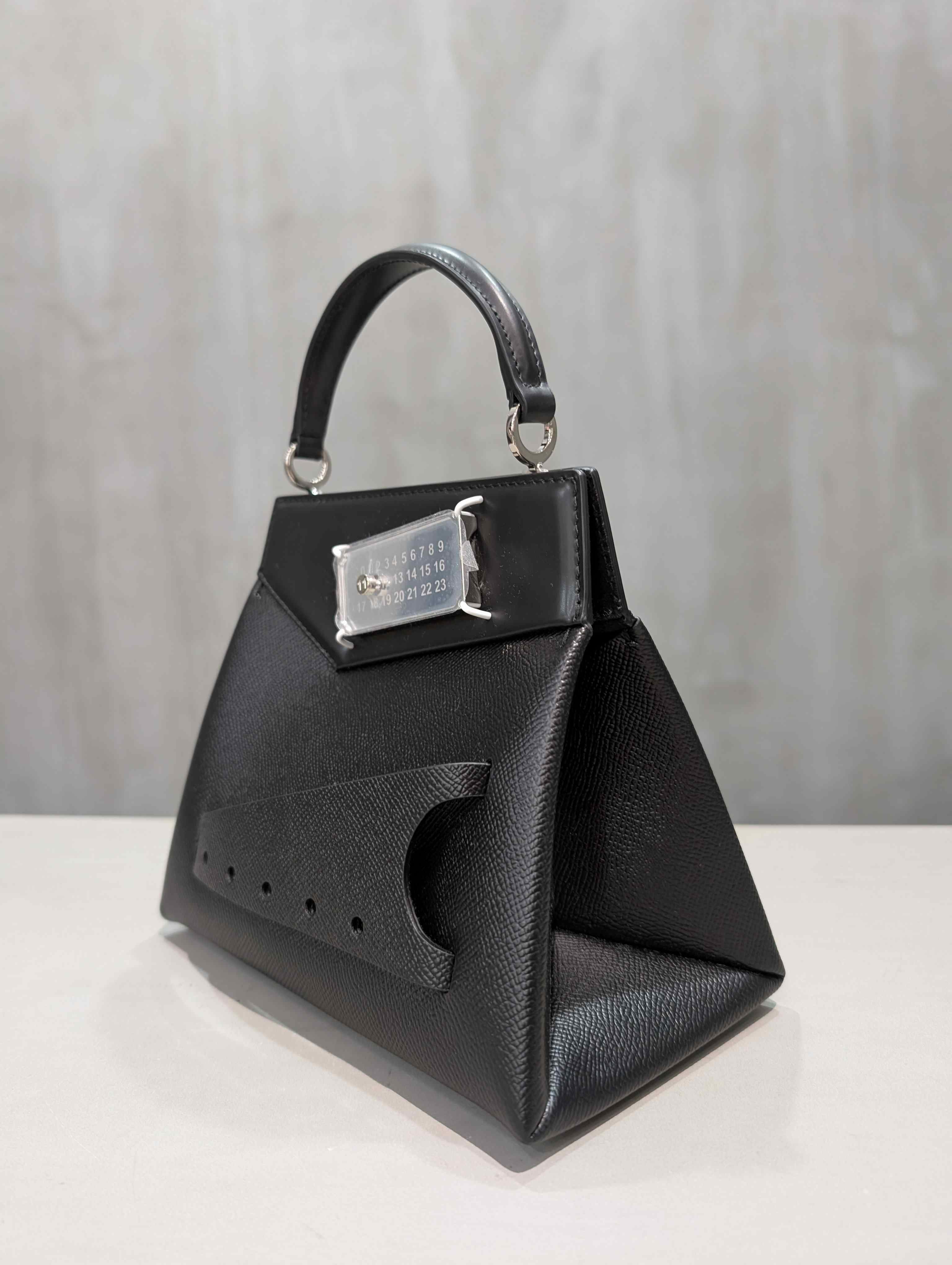 Maison Margiela（メゾンマルジェラ）｜Black Leather Small Snatched