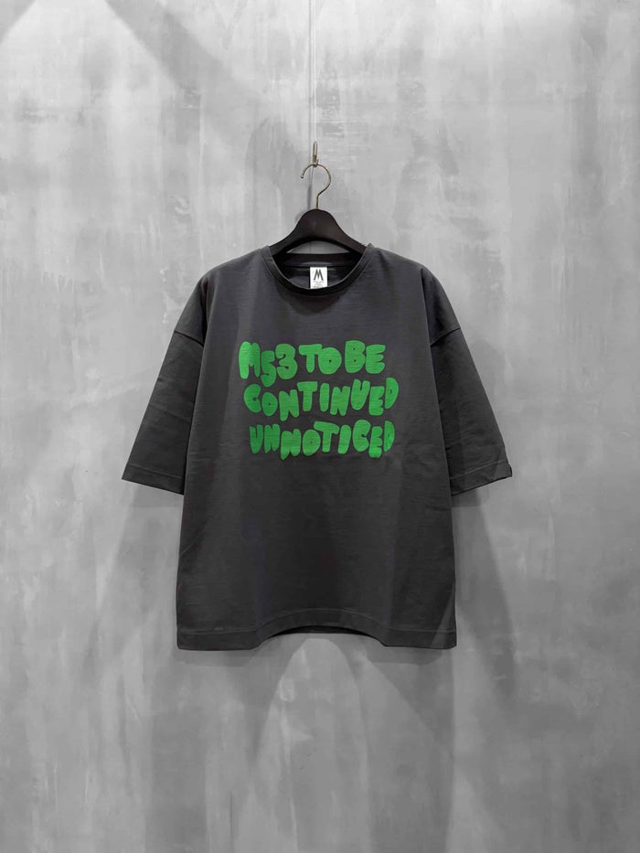 M53.(エムゴーサン)|TUCK T-SHIRT PRINT|MC-001U