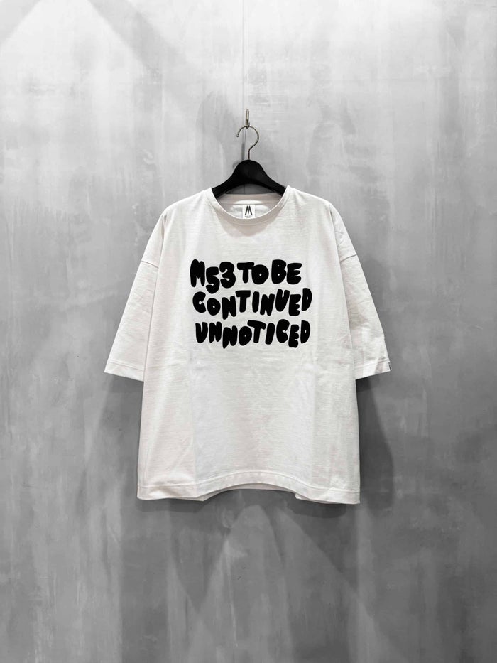 M53.(エムゴーサン)|TUCK T-SHIRT PRINT|MC-001U