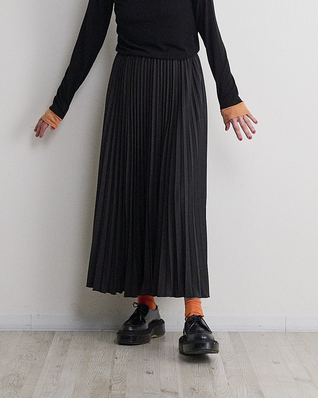 9月入荷予定】THOMAS MAGPIE（トーマスマグパイ）｜Neon Pleats Skirt