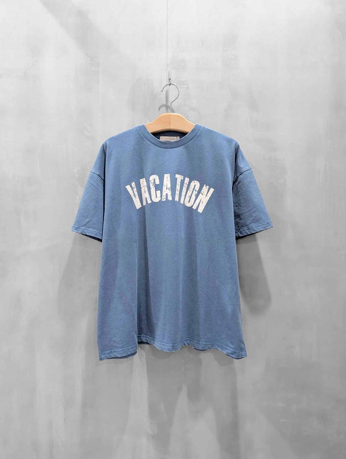 trois(トロワ)|「VACATION」ヴィンテージ風ロゴTシャツ|T261-82065