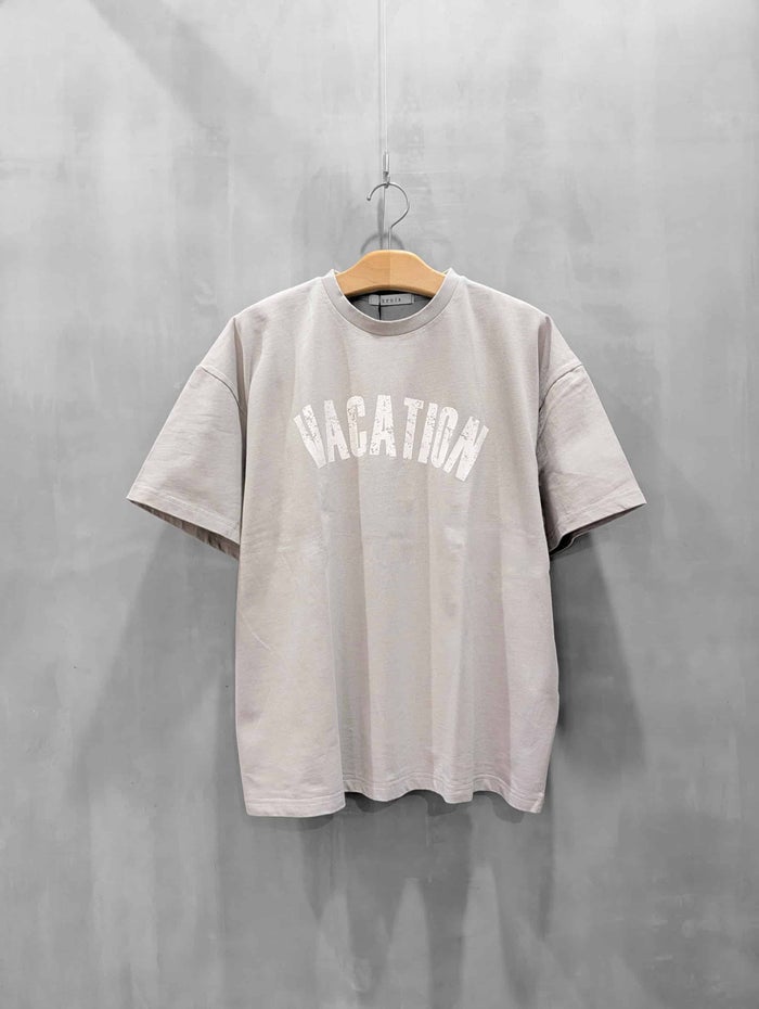 trois(トロワ)|「VACATION」ヴィンテージ風ロゴTシャツ|T261-82065