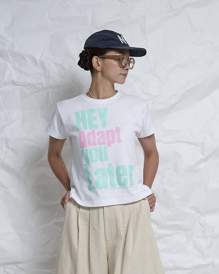 THOMAS MAGPIE(トーマスマグパイ)|30/2スーパー度詰め天竺Tシャツ(mini)『HEY Adapt you Later』|2271909