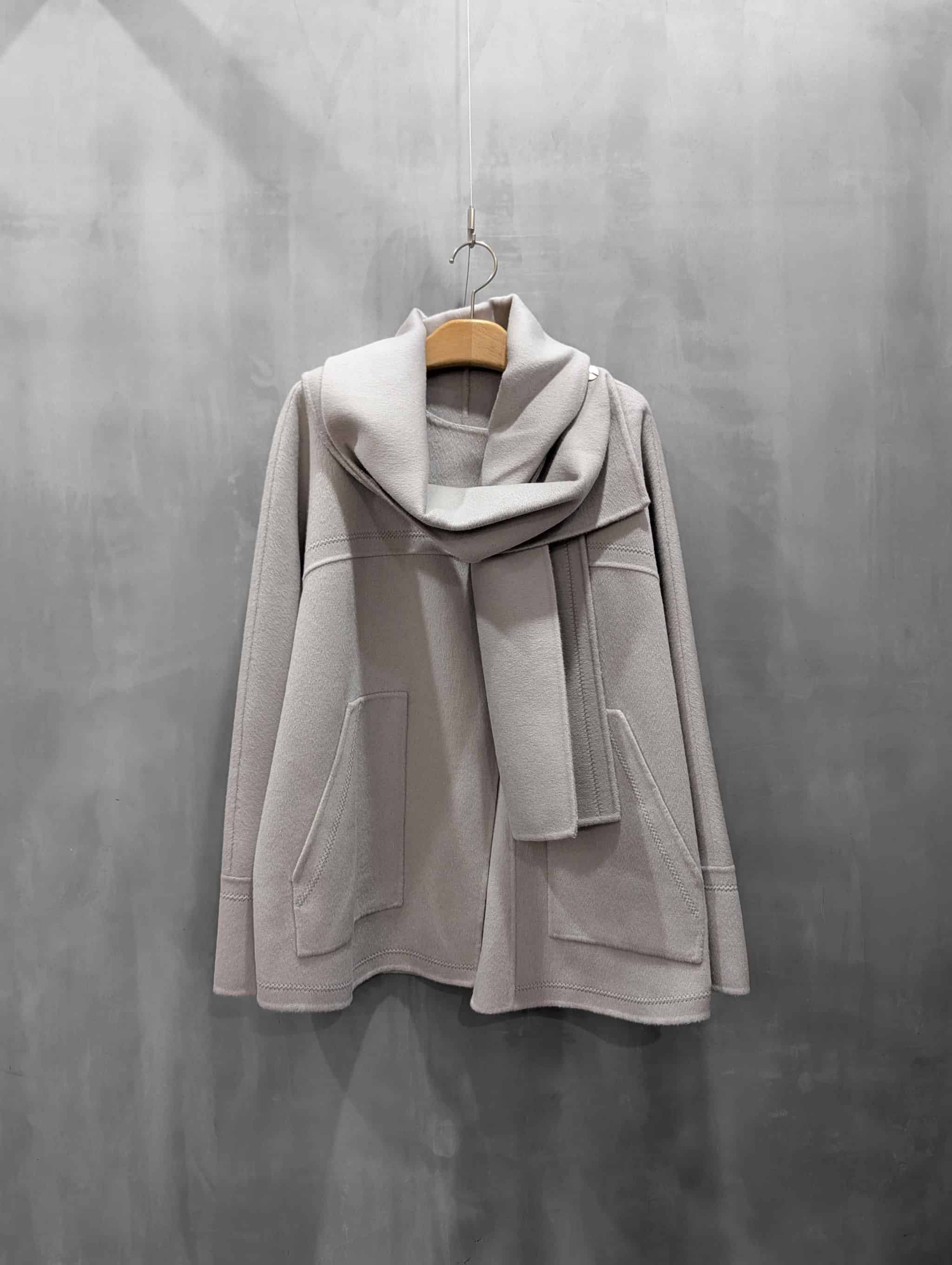 美品✨23AW Lallia Mu ラリアムー ケープカラー リバーコート 　黒 Lallia Mu（ラリア・ムー）｜アタッチメントストールリバーコート
